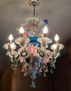 KÖSTLICHER UND HARMONISCHER MEHRFARBIGER MURANO-LÜSTER MIT ACHT LEUCHTEN – NEU